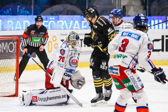 s Sam Marklund oroar framför Oskarshamns målvakt Adam