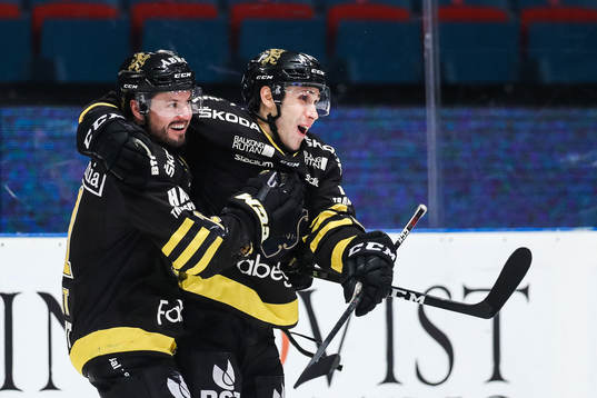 s Alexander Deilert och Garry Nunn jublar