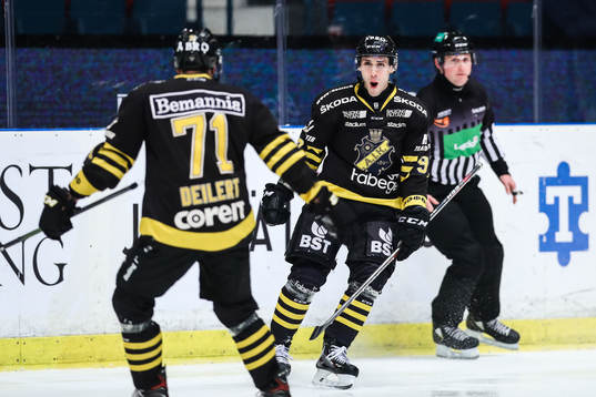 s Alexander Deilert och Garry Nunn jublar