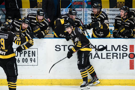 s Garry Nunn jublar med lagkamrater