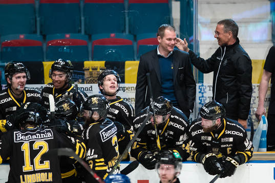 s tränare Tomas Mitell jublar