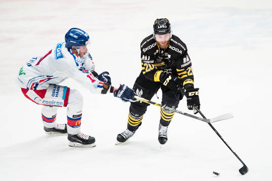 s Sam Marklund i kamp om pucken med Oskarshamns Joakim