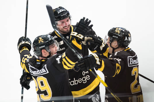 s Eric Castonguay (h) gör 5-0 och gratuleras av Justin