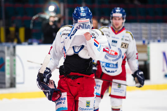 Oskarshamns Filip Sveningsson (närmast i bild) deppar med