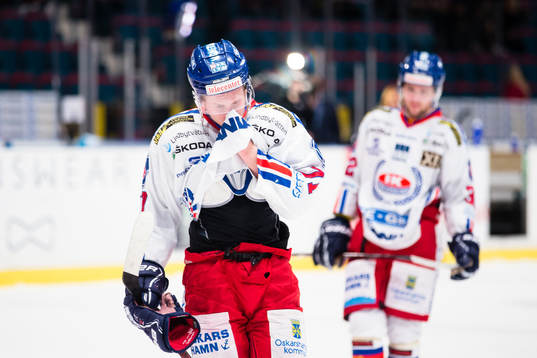 Oskarshamns Filip Sveningsson (närmast i bild) deppar med