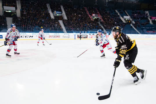 s Sam Marklund med puck