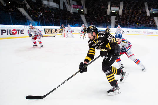 s Alexander Deilert med puck