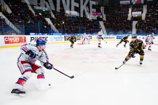 Oskarshamns Oskar Nilsson med puck
