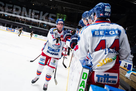Oskarshamns Joakim Thelin reducerar till 5-1 och firar med