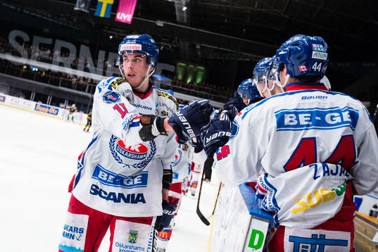 Oskarshamns Joakim Thelin reducerar till 5-1 och firar med