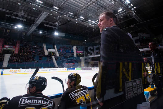 s tränare Tomas Mitell följer spelet