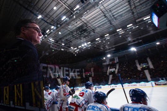 Oskarshamns tränare Håkan Åhlund följer spelet