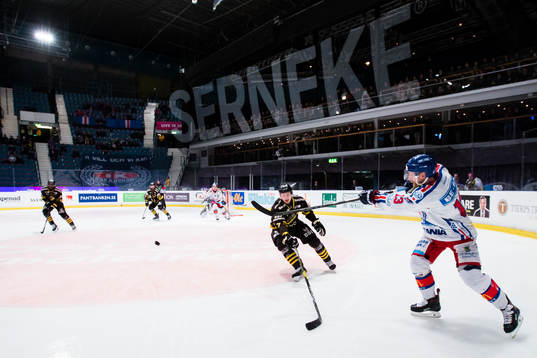 Oskarshamns Matias Sointu spelar in pucken