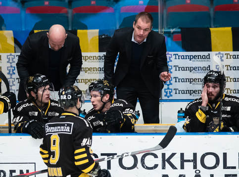 s tränare Tomas Mitell samtalar med AIK:s Garry Nunn