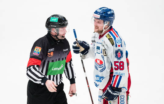 Oskarshamns Oskar Nilsson diskuterar med Domare David