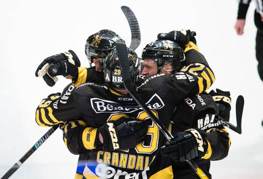 s Eric Castonguay gör 5-0 och gratuleras av lagkamrater
