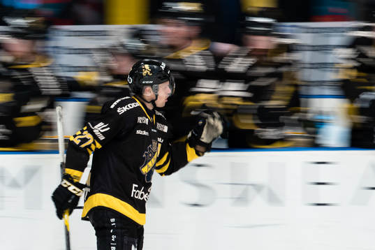 s Eric Castonguay gör 5-0 och gratuleras av lagkamrater
