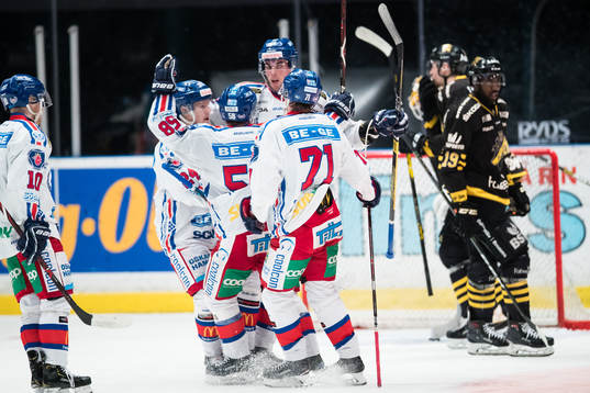 Oskarshamns Joakim Thelin reducerar till 5-1 och gratuleras
