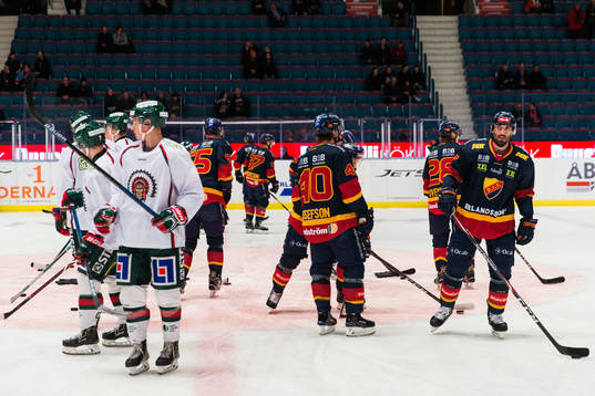 Frölundas och Djurgårdens spelare värmer upp