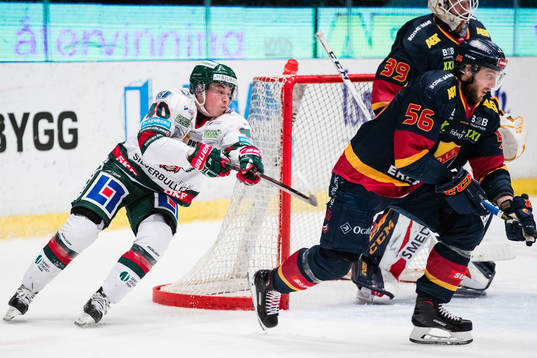Frölundas Joel Mustonen jagar Djurgårdens Robin Norell