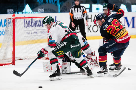 Frölundas Chay Genoway i kamp om pucken med Djurgårdens