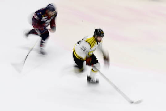 Brynäs Simon Bertilsson med pucken