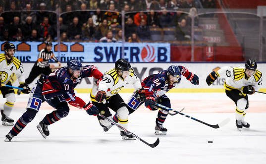 Brynäs Daniel Mannberg i en kamp mot Linköpings Fredrik