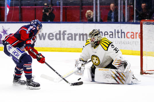 Linköpings Broc Little gör 2-3 bakom Brynäs målvakt