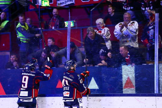 Linköpings Broc Little jublar med Linköpings supportrar