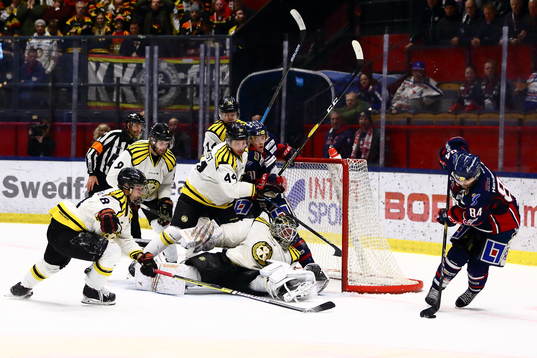 Mycket aktivitet framför Brynäs målvakt David Rautio