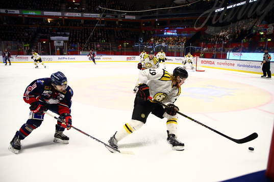 Brynäs Ludvig Nilsson och Linköpings Joe Whitney