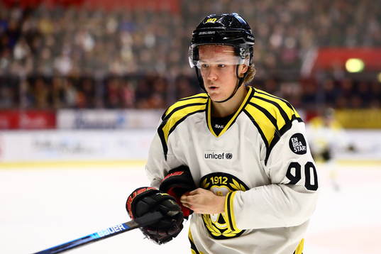 Brynäs Jesper Boqvist blöder från ett sår på kinden