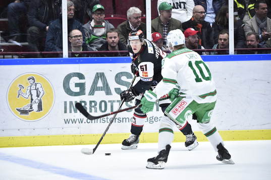 Malmö Redhawks Emil Sylvegård och Rögles Matt Carey