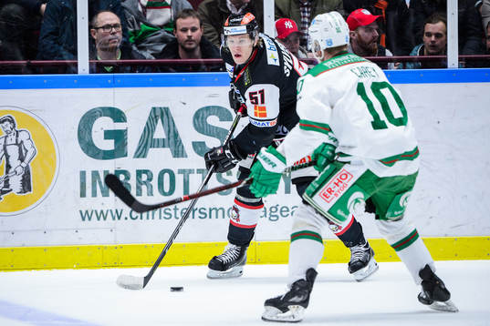 Malmö Redhawks Emil Sylvegård och Rögles Matt Carey