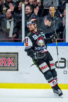 Malmö Redhawks Max Görtz jublar