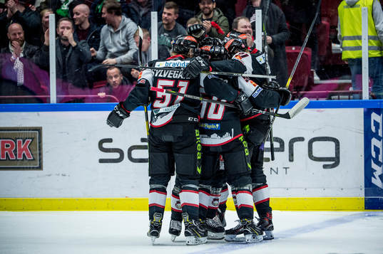 Malmö Redhawks Max Görtz jublar med lagkamraterna