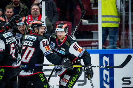 Malmö Redhawks Max Görtz jublar med Anton Mylläri och