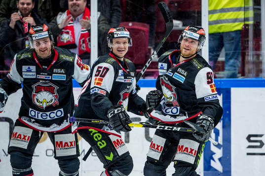 Malmö Redhawks Max Görtz jublar med Anton Mylläri och