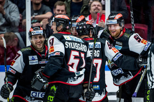 Malmö Redhawks Max Görtz jublar med lagkamraterna