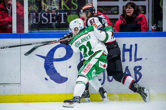 Rögles Nils Höglander trycker till Malmö Redhawks Emil