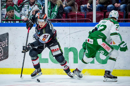 Malmö Redhawks Christoffer Forsberg mot Rögles Daniel Zaar