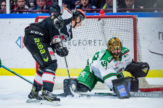 Malmö Redhawks Emil Sylvegård mot Rögles målvakt Justin