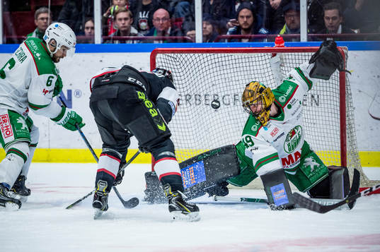 Malmö Redhawks Emil Sylvegård mot Rögles målvakt Justin