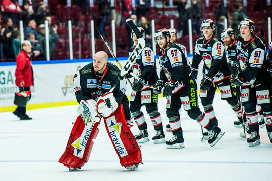 Malmö Redhawks målvakt Oscar Alsenfelt jublar  med