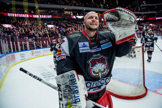 Malmö Redhawks målvakt Oscar Alsenfelt jublar