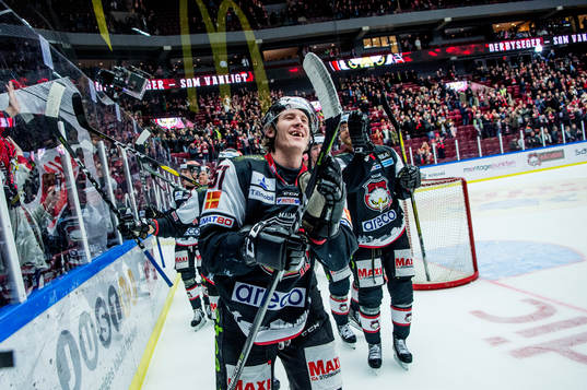 Malmö Redhawks Emil Sylvegård jublar