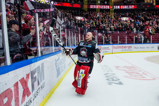 Malmö Redhawks målvakt Oscar Alsenfelt jublar