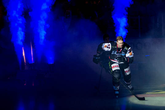 Malmö Redhawks Lars Bryggman kommer in på isen innan