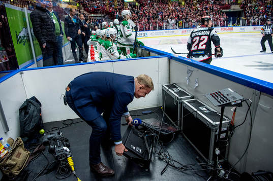 Niklas Wikegårds studio rivs av tacklande hockeyspelare