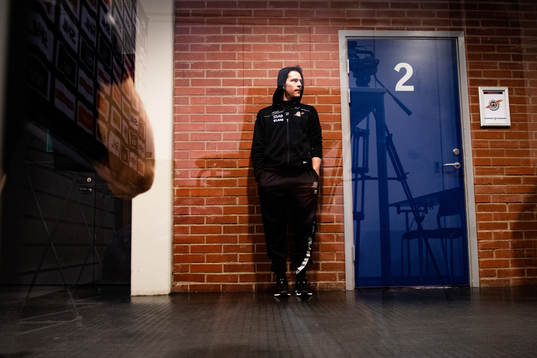 Luleås Austin Farley i korridoren innan ishockeymatchen i